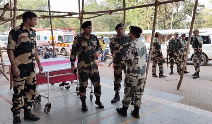 Big news; BSF जवानों से भरी गाड़ी अनियंत्रित होकर पलटी, 4 की हालत गंभीर, 15 जवान घायल,