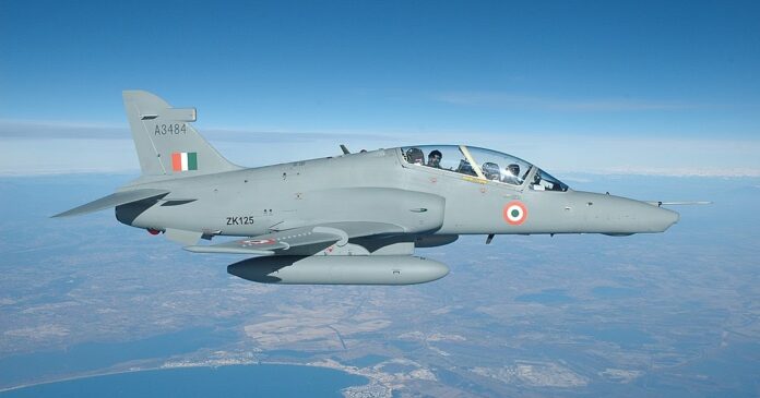 भारतीय वायुसेना का हॉक 132 विमान हवा में दुर्घटनाग्रस्त
