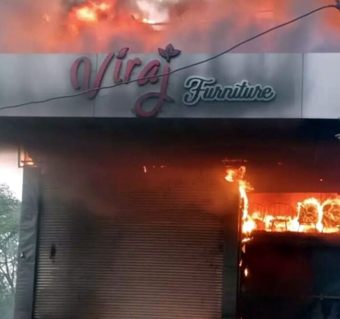 Raipur News रायपुर के फर्नीचर गोदाम में लगी भीषण आग