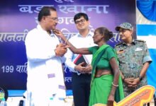 CG News : मुख्यमंत्री को माँ ने दिया अपना आशीर्वाद—स्नेह से छुआ गाल, हृदय से कहा धन्यवाद
