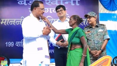 CG News : मुख्यमंत्री को माँ ने दिया अपना आशीर्वाद—स्नेह से छुआ गाल, हृदय से कहा धन्यवाद