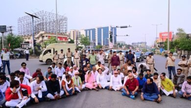 लगातार तेलीबांधा क्षेत्र में हो रहे जानलेवा सड़क दुर्घटना को लेकर सड़क पर उतरे जनमानस