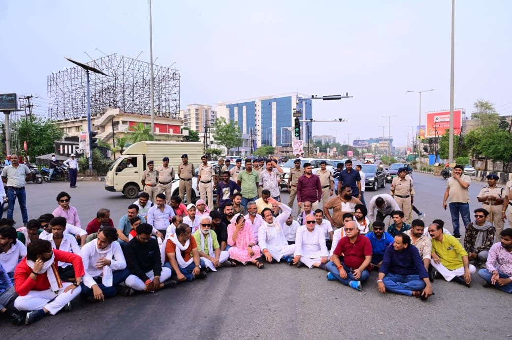 लगातार तेलीबांधा क्षेत्र में हो रहे जानलेवा सड़क दुर्घटना को लेकर सड़क पर उतरे जनमानस