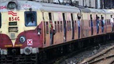 लोकल ट्रेन से गिरकर पांच यात्रियों की मौत
