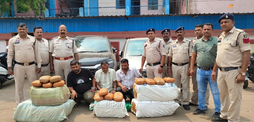 CG Crime : पुलिस की बड़ी कामयाबी, दो कारों से 105 किलो गांजा जब्त, तीन तस्कर गिरफ्तार, कुल 44.85 लाख की जप्ती