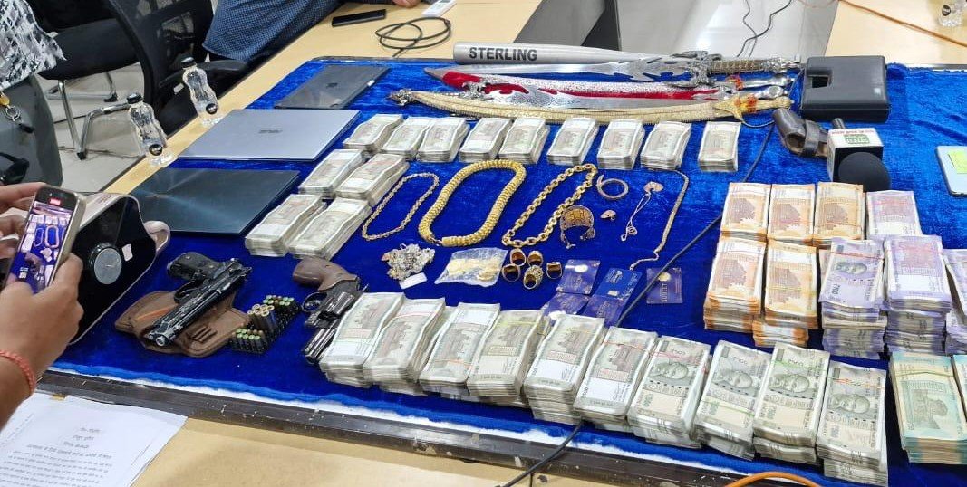 रायपुर : सूदखोरी सिंडिकेट का पर्दाफाश: रायपुर पुलिस ने जब्त किए 37 लाख नगद, 734 ग्राम सोना, हथियार और लग्जरी वाहन; 1 गिरफ्तार