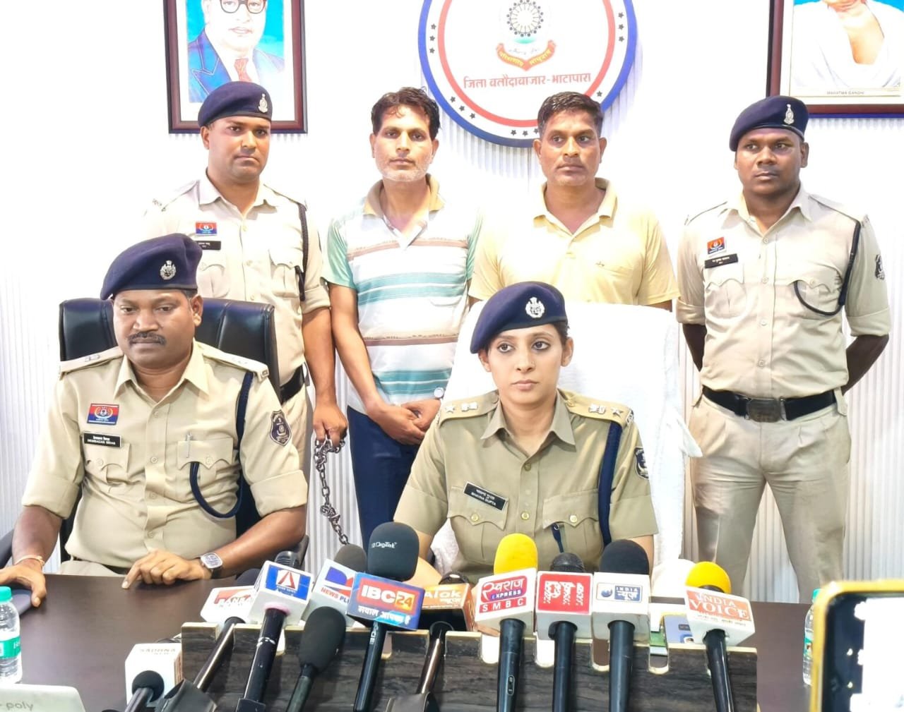 CG Crime : गांव के शिक्षक ने ही गांव वाले को पढ़ा दिया उल्टा पाठ,शेयर मार्केट में दोगुना रकम वापस करने का झांसा देकर करोड़ों रूपयों की ठगी, शिक्षक सहित 2 आरोपी गिरफ्तार