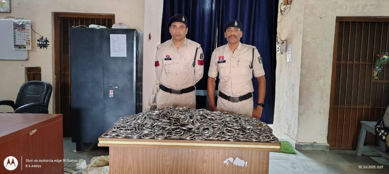 CG News : मेले में पुलिस की बड़ी कार्रवाई: 5000 'हथियार जैसे' कड़े उतरवाए, 100 बोतल शराब जब्त