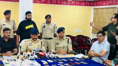 रायपुर : लोन का झांसा देकर आईफोन ठगने वाला शातिर गिरफ्तार, 15 लाख के 16 फोन जब्त