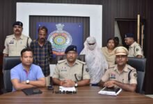 पति रोड़ा बन रहा था रोड़ा : पत्नी ने 25 साल पुराने प्रेमी संग मिलकर की पति की हत्या, पत्थर से कुचलकर उतारा मौत के घाट