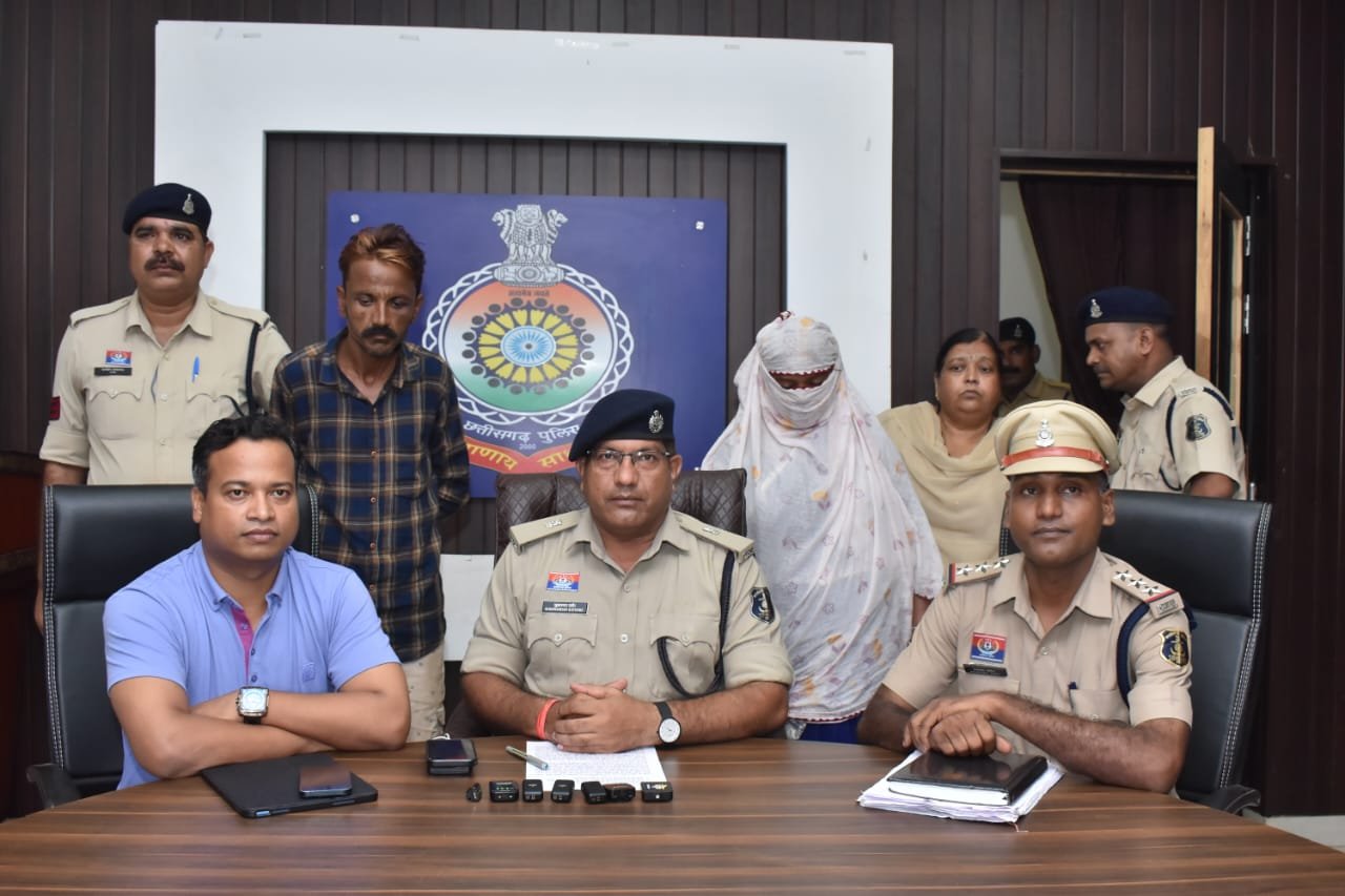पति रोड़ा बन रहा था रोड़ा : पत्नी ने 25 साल पुराने प्रेमी संग मिलकर की पति की हत्या, पत्थर से कुचलकर उतारा मौत के घाट