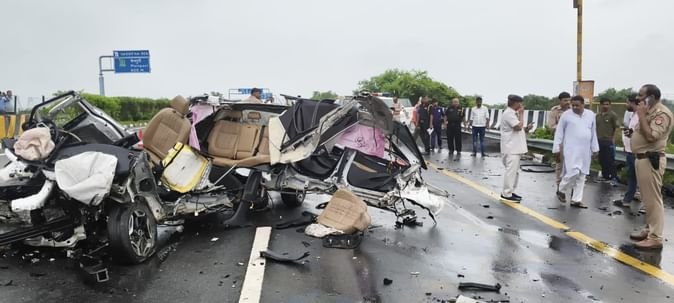 एक्सप्रेसवे पर भीषण हादसा, डिवाइडर से टकराई कार, दो की मौत, दो गंभीर रूप से घायल