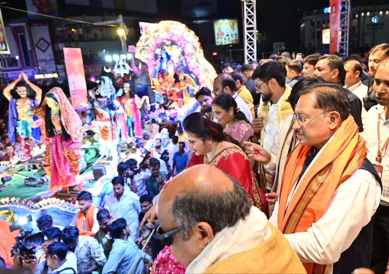 Raipur News : झांकियां देखने रायपुर में उमड़ा जनसैलाब,