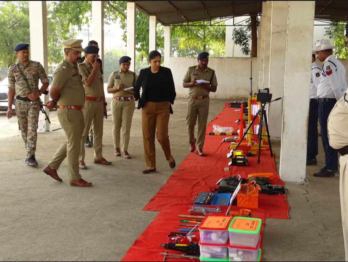 SP भावना गुप्ता ने किया रक्षित केंद्र का निरीक्षण : यातायात, एमटी उपकरणों की स्थिति का लिया जायजा