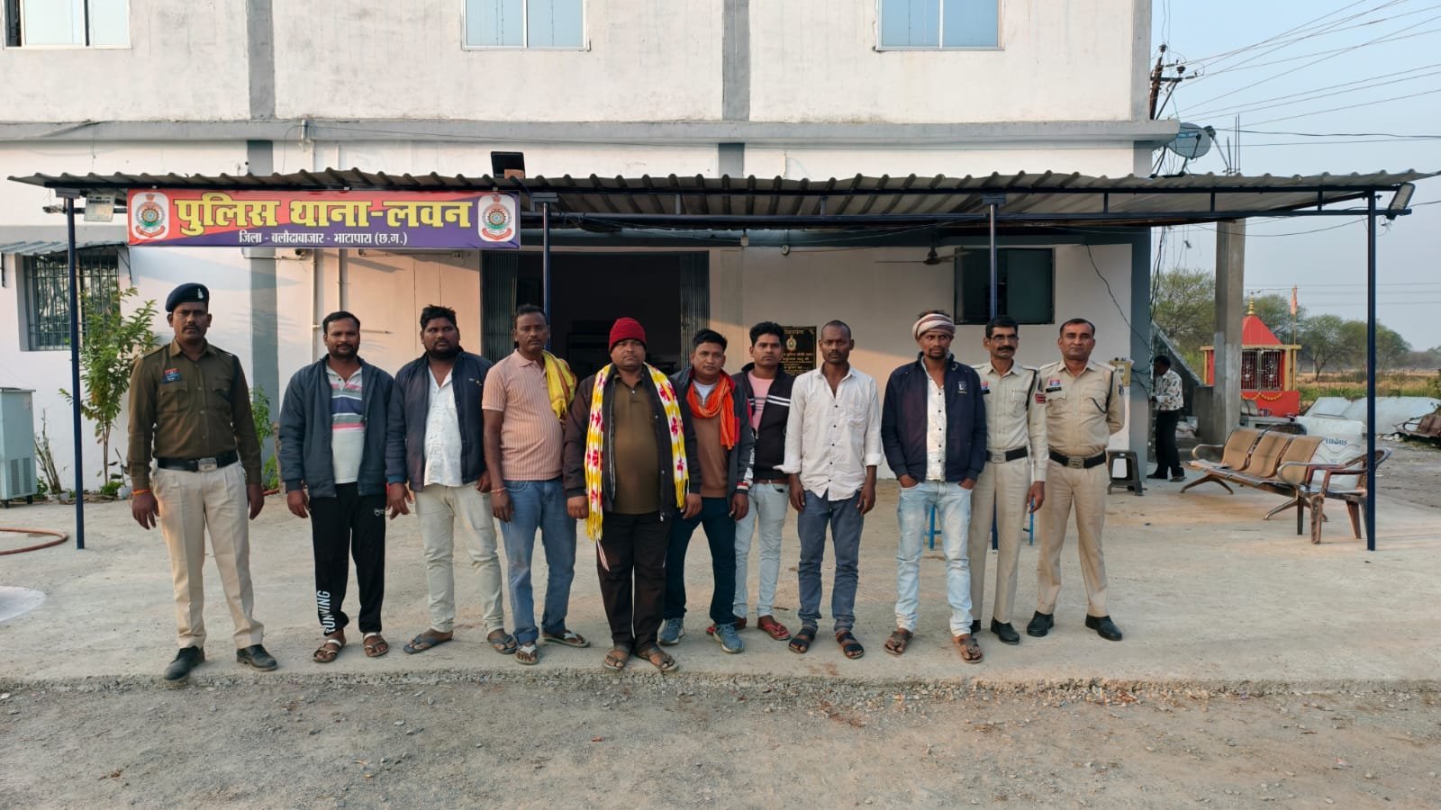 बलौदाबाजार में अनोखी चोरी: खनिज विभाग द्वारा जब्त कर पंचायत को सौंपी गई रेत चुरा ले गए चोर, 8 ग्रामीण गिरफ्तार