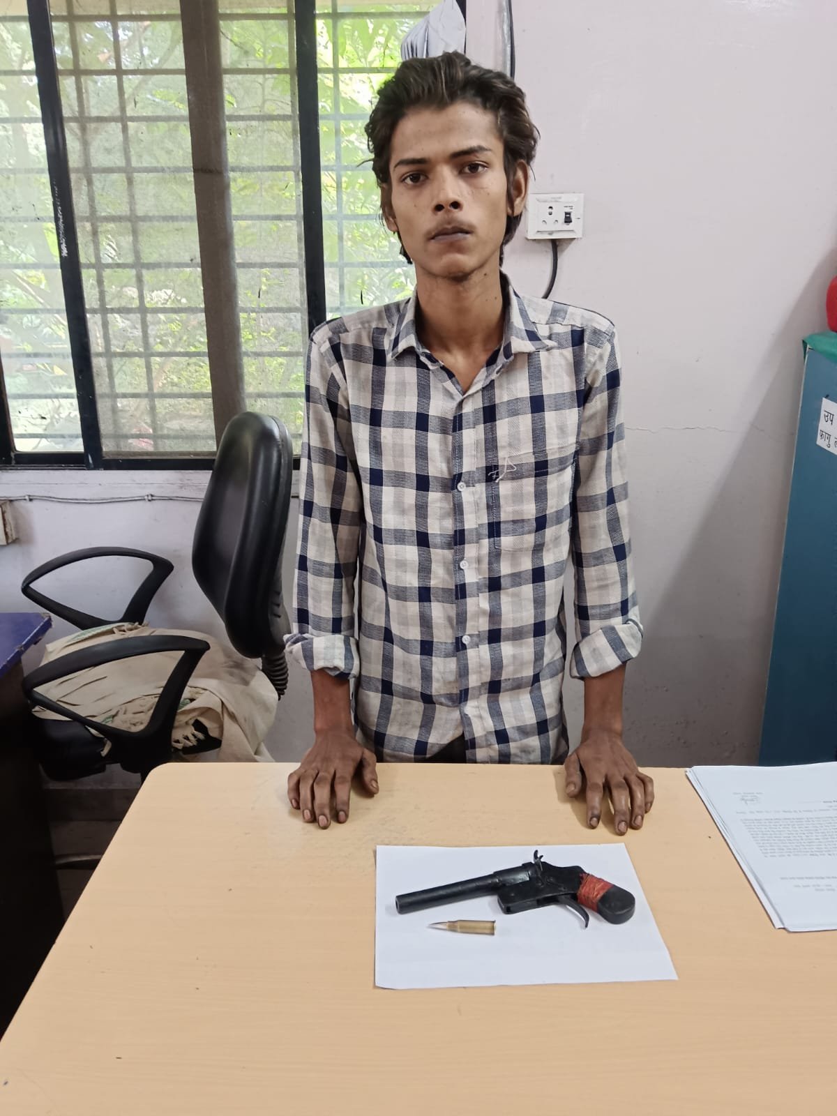 Raipur Breaking : रायपुर में देशी कट्टा और जिंदा कारतूस के साथ एक आरोपी गिरफ्तार