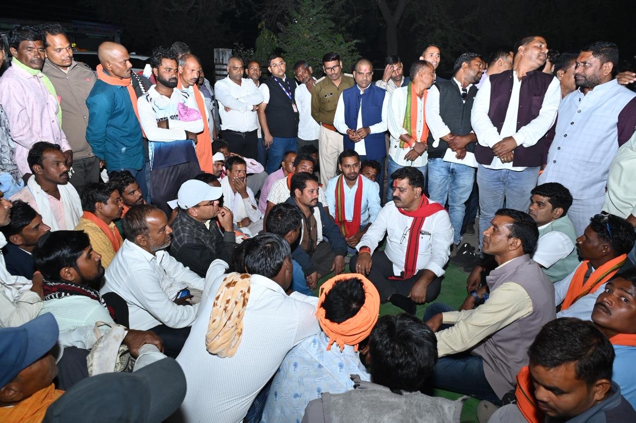 किसानों की शिकायत पर मौके पर ही पटवारी को किया गया निलंबित