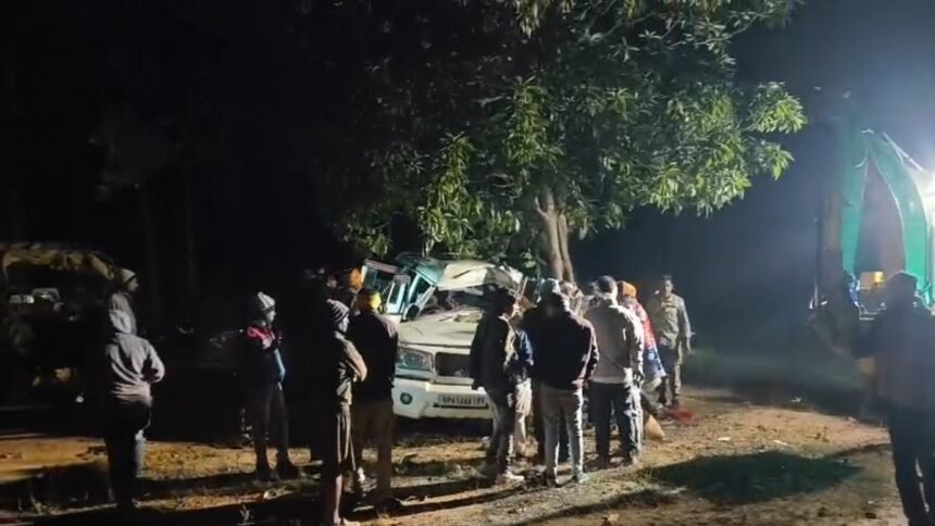 CG Accident : भीषण सड़क हादसा, पेड़ से टकराई बोलेरो, एक युवक की मौत