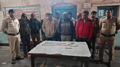 जुआ खेलते आधा दर्जन से अधिक जुआरी गिरफ्तार
