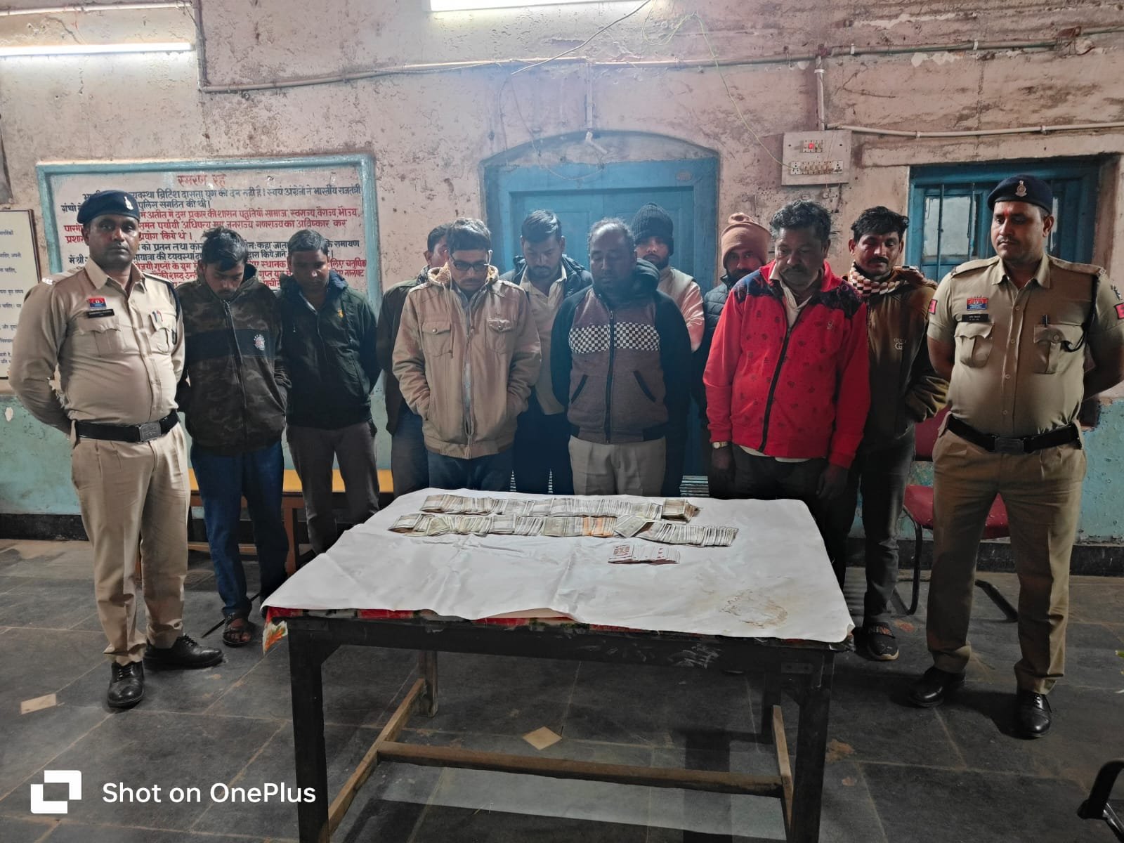 जुआ खेलते आधा दर्जन से अधिक जुआरी गिरफ्तार