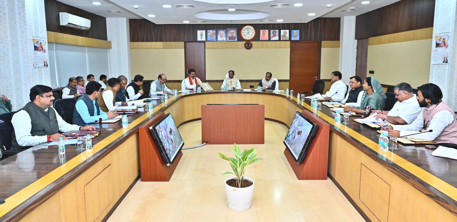 CG Breaking : साय कैबिनेट के 9 बड़े फैसले: नशे पर नकेल कसने से लेकर युवाओं को पायलट बनाने तक, स्टार्टअप्स और डिजिटल कनेक्टिविटी पर भी जोर