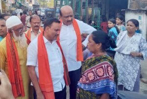 भाजपा स्थापना दिवस पर मौदहापारा में गांव चलो बस्ती चलो अभियान के तहत सरकार की विभिन्न योजना के संबंध में लाभार्थियों से घर-घर जाकर किया नेताओ ने सम्पर्क