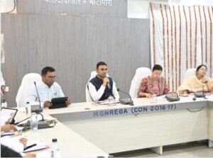 कलेक्टर ने अतिक्रमण हटाने, हीटवेव इलाज के दिए निर्देशः तालाब और खेल मैदानों पर कब्जा हटाने और अस्पतालों में व्यवस्था दुरुस्त करने को कहा