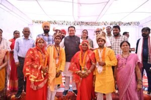 बसना विधायक डॉ. संपत अग्रवाल ने निभाया पिता का फर्ज: 57 बेटियों का कराया कन्यादान, नव-दम्पत्तियों को दिया आशीर्वाद
