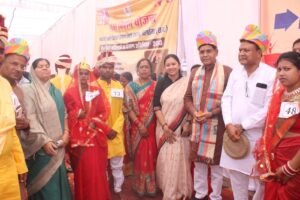 सारंगढ़ में गूंजी कन्या विवाह शहनाई, मंत्री टंकराम वर्मा ने नवदम्पत्तियों को भेंट किए 35-35 हजार के चेक, सुखी जीवन का दिया मंत्र