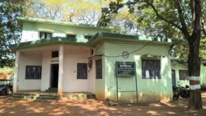सोनाखान वन दफ्तर में शराब-मुर्गा पार्टी के बाद ‘सोने की चैन’ विवाद: बिना सबूत 4 दैनिक वेतनभोगी कर्मचारियों को हटाने पर उठे सवाल