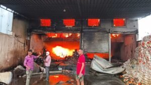 किराना गोदाम में देर रात लगी भीषण आग, करोड़ों का सामान जलकर राख, दमकल की कई गाड़ियां मौके पर मौजूद