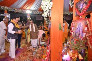 बसना के अरेकेल चौक पर गूंजा महामंत्र, अष्ट प्रहरी हरिनाम संकीर्तन में पहुंचे विधायक डॉ. संपत अग्रवाल