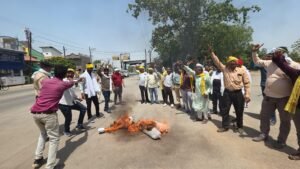 देश के गृह मंत्री अमित शाह द्वारा आदिवासी समाज को “वनवासी” कहे जाने के विरोध में डॉ विशाल ध्रुव के नेतृत्व में आदिवासी कांग्रेस ने किया पुतला दहन