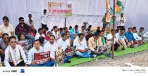 भाठागांव के मेन रोड़ की समस्या को लेकर ब्लॉक कांग्रेस के बैनर तले एक दिवसीय धरना प्रदर्शन का किया गया आयोजन