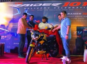 रायपुर में TVS Raider का भव्य महा डिलीवरी समारोह, 101 ग्राहकों को सौंपी गईं नई बाइकें