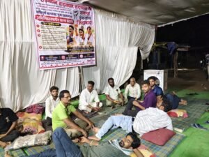 कसडोल में अतिक्रमण हटाने की कार्रवाई के विरोध में अनिश्चितकालीन भूख हड़ताल जारी, रात्रि विश्राम के साथ आंदोलन रहेगा जारी