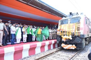 रायपुर रेलवे स्टेशन पर उमड़ा आस्था का सैलाब: सीएम विष्णुदेव साय के साथ विधायक डॉ. संपत अग्रवाल ने सोमनाथ यात्रियों को किया विदा,दी शुभकामनाएं