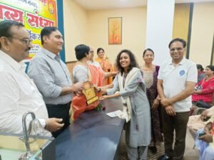 साहित्य सृजन संस्थान की काव्य संध्या में श्रुति संघी की शानदार गीत प्रस्तुति