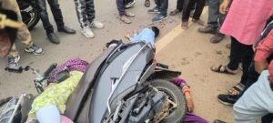 CG Accident : राष्ट्रीय राजमार्ग पर दर्दनाक हादसा: ट्रैक्टर से टकराई स्कूटी, महिला समेत चार की मौत, 8 वर्षीय बालक गंभीर