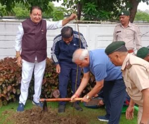 कुशाभाऊ ठाकरे परिसर में राष्ट्रीय सह संगठन महामंत्री शिवप्रकाश संग विधायक डॉ संपत अग्रवाल ने रोपा पौधा, कहा-प्रकृति के प्रति हमारी जिम्मेदारी का प्रतीक है हर पौधा