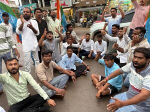 बलौदाबाजार में कांग्रेस का विरोध प्रदर्शन, धर्मेंद्र प्रधान के इस्तीफे को लेकर प्रधानमंत्री मोदी का पुतला दहन