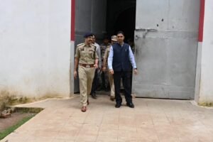 कलेक्टर-एसपी पहुंचे जिला जेल : लाइब्रेरी और कौशल प्रशिक्षण शुरू करने के दिए निर्देश
