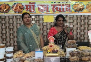 बलौदाबाजार विप्र वाटिका में लग रहा सावन मेला हाथों से बना सामान बेचकर महिलाएं बन रही है आत्मनिर्भर