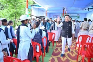 बसना में जिला स्तरीय वन महोत्सव: ‘एक पेड़ मां के नाम’ अभियान के तहत विधायक डॉ. संपत अग्रवाल ने किया वृक्षारोपण, पौधा वितरण वाहन को दिखाई हरी झंडी