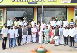 बसना में 80वें स्वतंत्रता दिवस पर विधायक डॉ. संपत अग्रवाल ने फहराया तिरंगा,मुख्यमंत्री का संदेश पढ़कर छात्रों को दिया सफलता का मंत्र