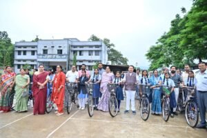 पिथौरा में निःशुल्क सरस्वती सायकल वितरण समारोह, विधायक डॉ. संपत अग्रवाल ने 220 छात्राओं को बांटी सायकलें