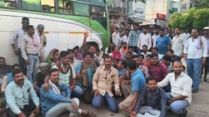बस चालकों की हड़ताल से थमे पहिए, यात्रियों को हुई परेशानी