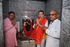 बसना में भक्ति भाव से हुआ नवरात्रि का शुभारंभ, विधायक डॉ. संपत अग्रवाल ने मां के दरबार में नवाया शीश