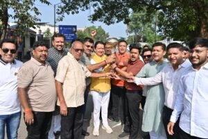 बसना में अग्रसेन जयंती की भव्य धूम: मशाल थामे रैली में शामिल हुए विधायक डॉ. संपत अग्रवाल, फहराया अग्र ध्वज