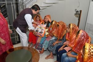 मातृशक्ति की साक्षात आराधना: बसना विधायक डॉ. संपत अग्रवाल ने निज निवास एवं पंचमुखी हनुमान मंदिर में कराया कन्या पूजन